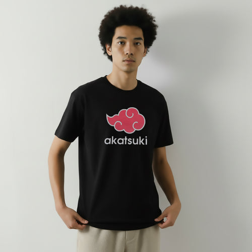 T-Shirt Akatsuki Nuage Logo Graphic porté par un modèle – Naruto Shippuden™ Licence Officielle PROJO