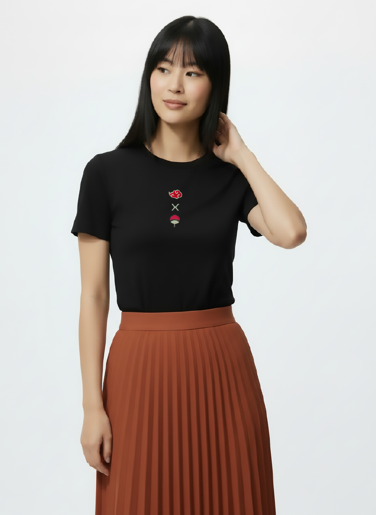 T-Shirt Akatsuki x Uchiha Crossover Brodé Noir porté par un modèle – Naruto Shippuden™ PROJO