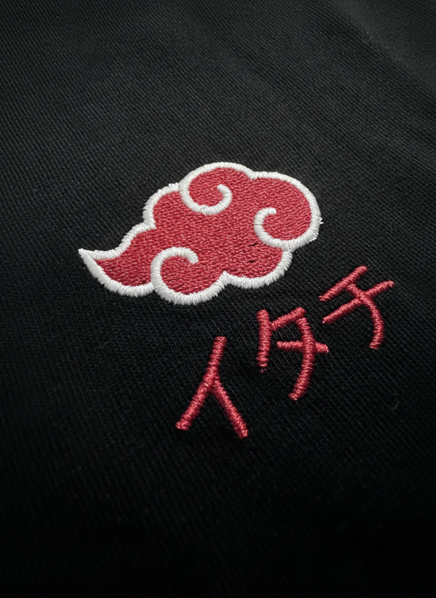 Zoom broderie nuage Akatsuki katakana Itachi – T-Shirt Naruto Shippuden™ PROJO