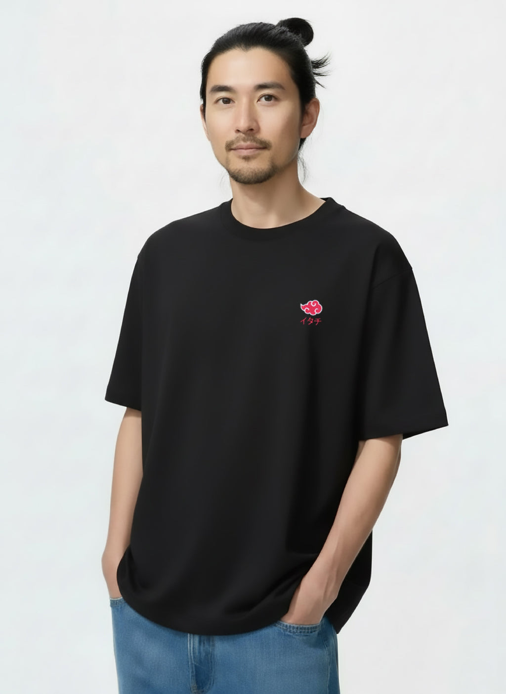 T-Shirt Itachi Nuage Akatsuki Brodé porté par un modèle – Naruto Shippuden™ Licence Officielle PROJO
