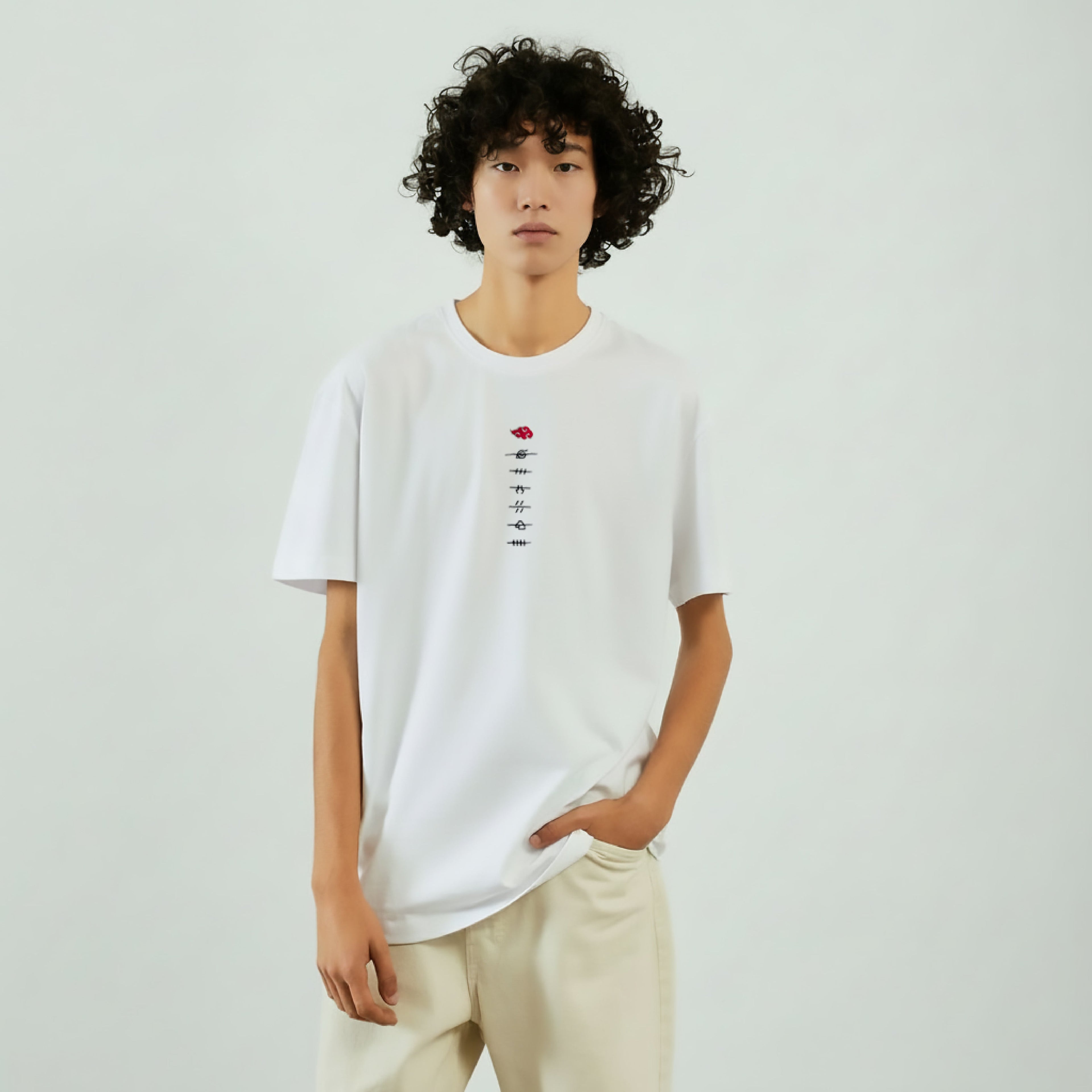 T-Shirt Akatsuki Symboles Nukenin Brodés porté par un modèle – Naruto Shippuden™ Licence Officielle PROJO