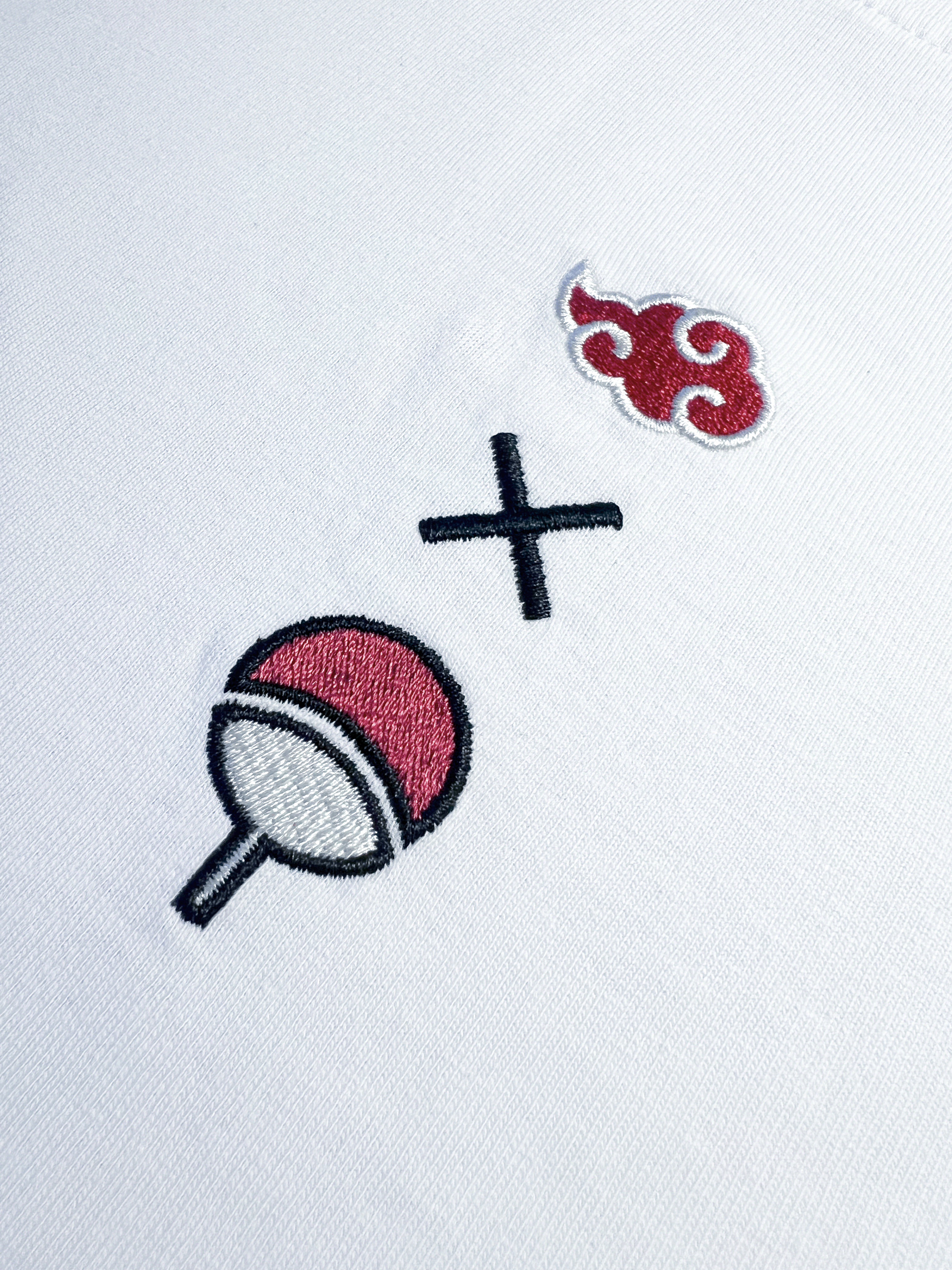 Zoom broderie logo fusionné éventail Uchiha et nuage Akatsuki – T-Shirt Blanc Naruto Shippuden™ PROJO