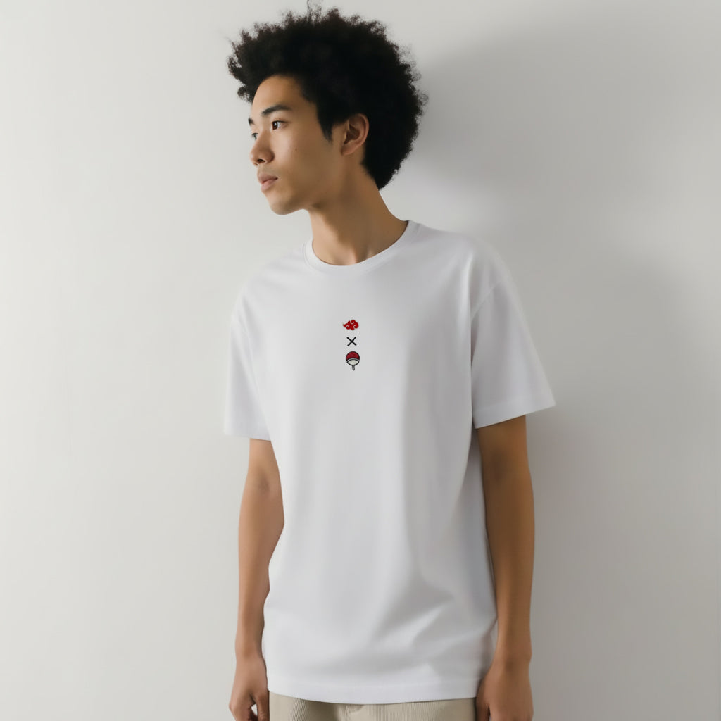 T-Shirt Akatsuki x Uchiha Crossover Brodé Blanc porté par un modèle – Naruto Shippuden™ PROJO