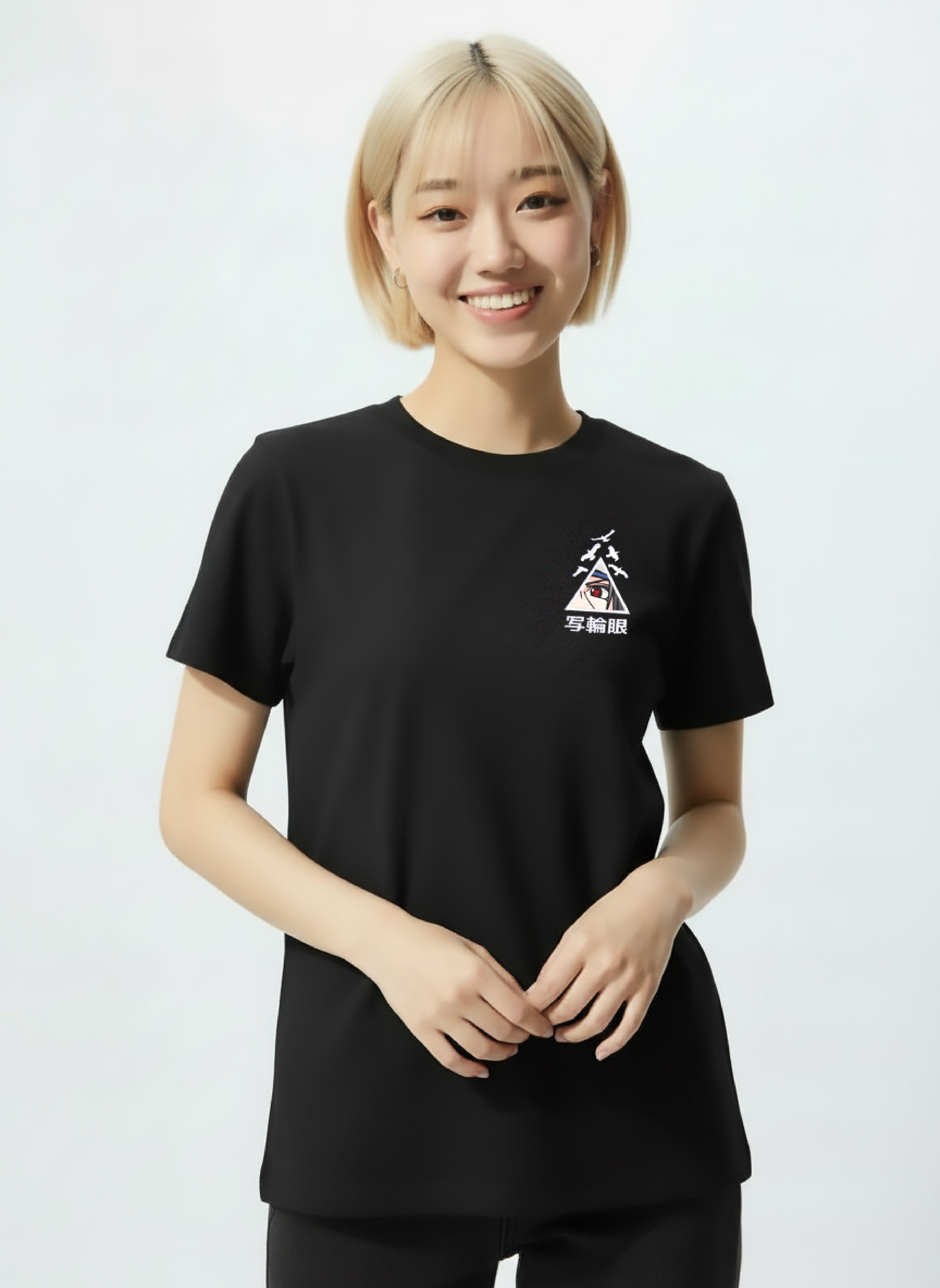 T-Shirt Itachi Crow Triangle Patch Brodé porté par un modèle – Naruto Shippuden™ Licence Officielle PROJO