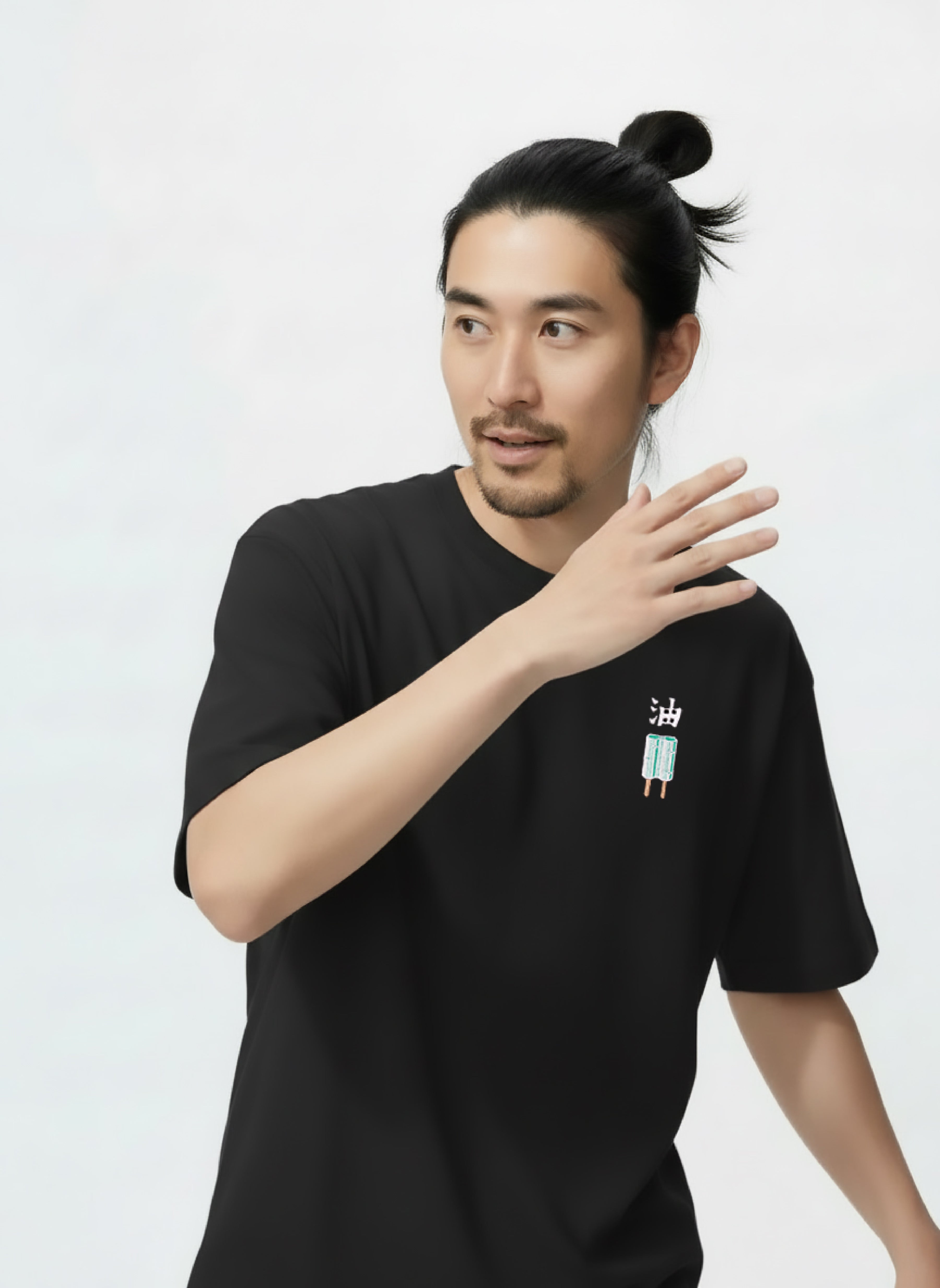 T-Shirt Jiraiya Ice Cream Brodé porté par un modèle – Naruto Shippuden™ Licence Officielle PROJO