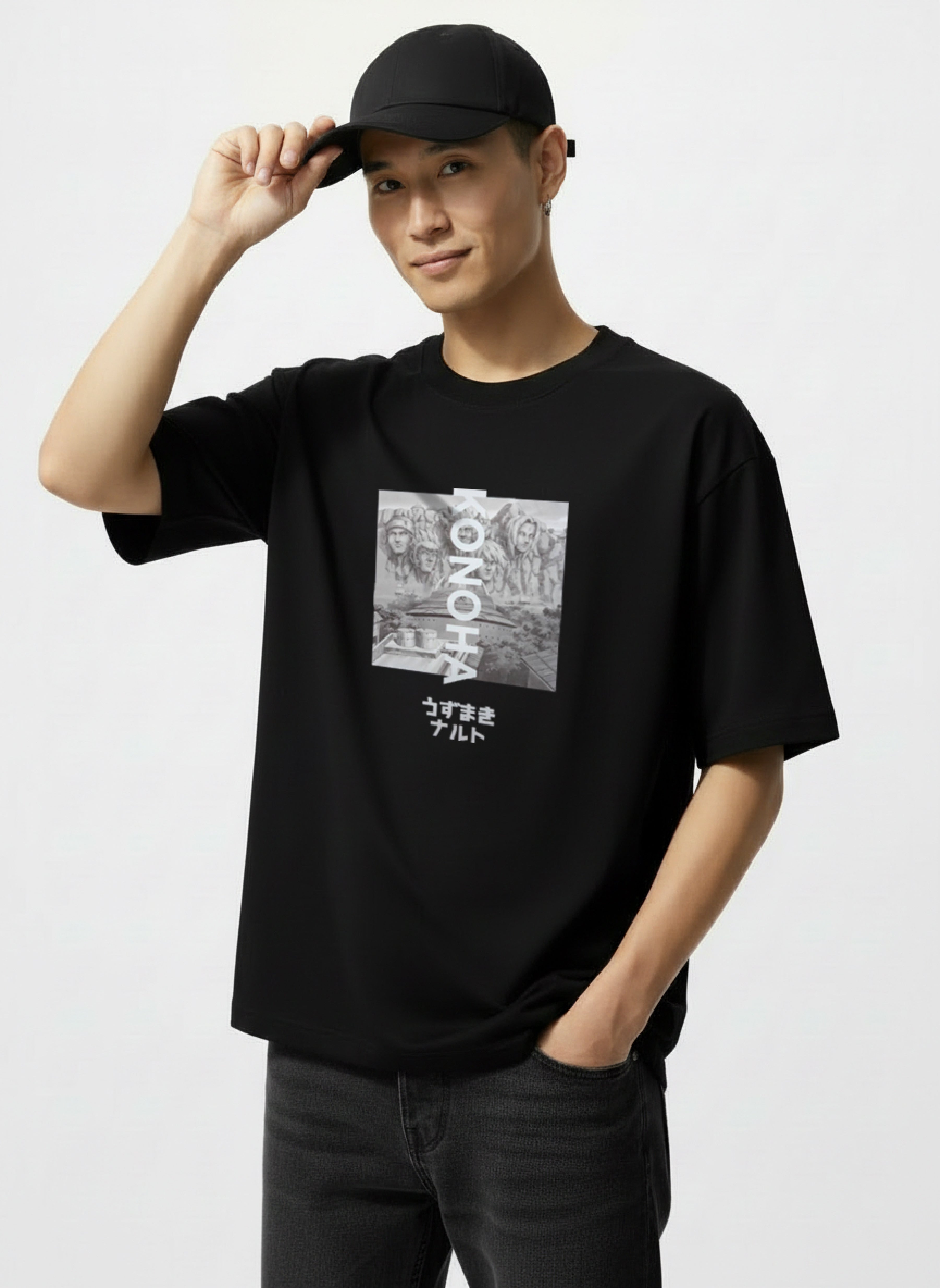 T-Shirt Konoha Village Hokage Graphic porté par un modèle – Naruto Shippuden™ Licence Officielle PROJO