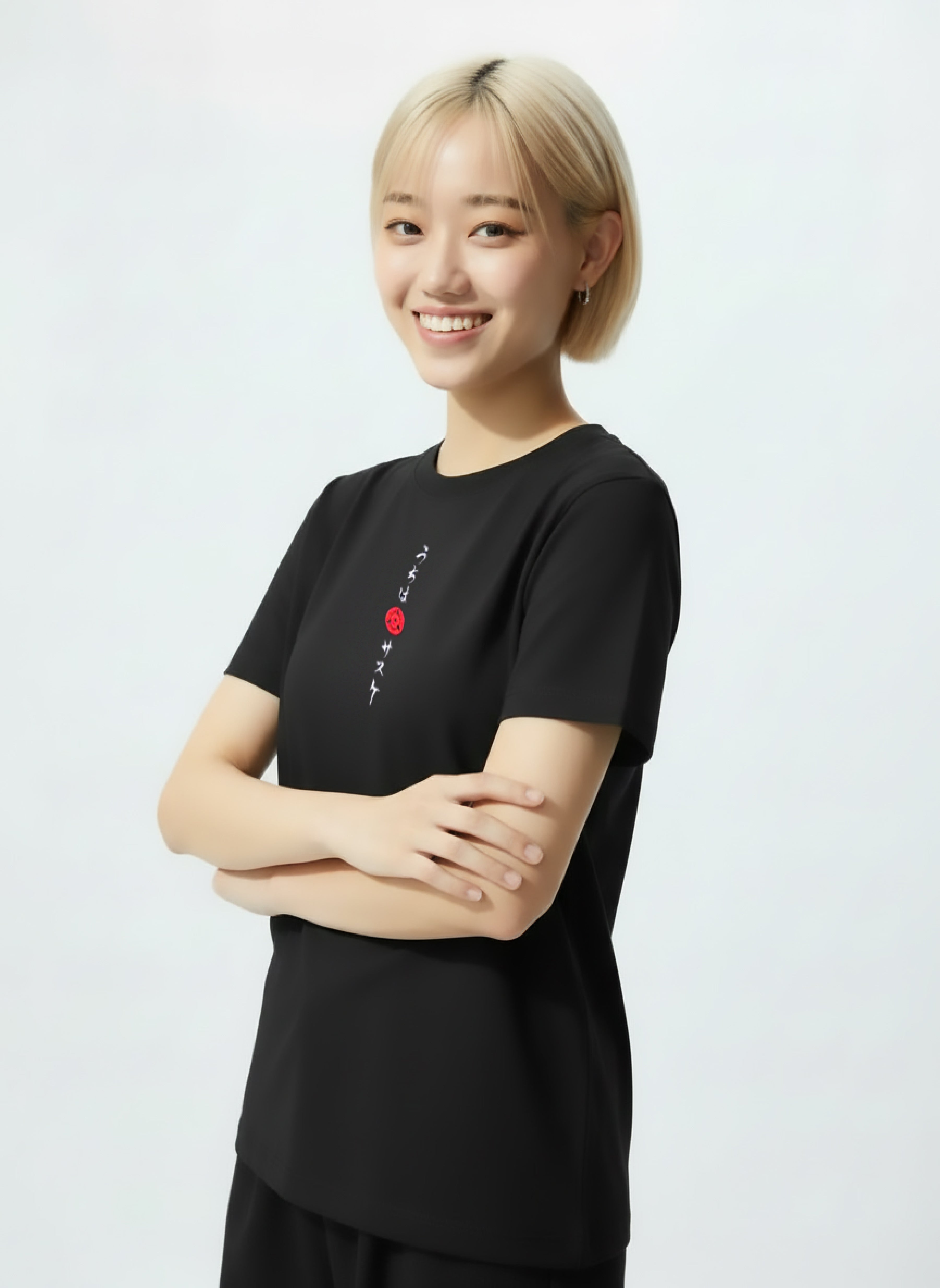 T-Shirt Sasuke Sharingan Calligraphie Brodé Noir porté par un modèle – Naruto Shippuden™ PROJO