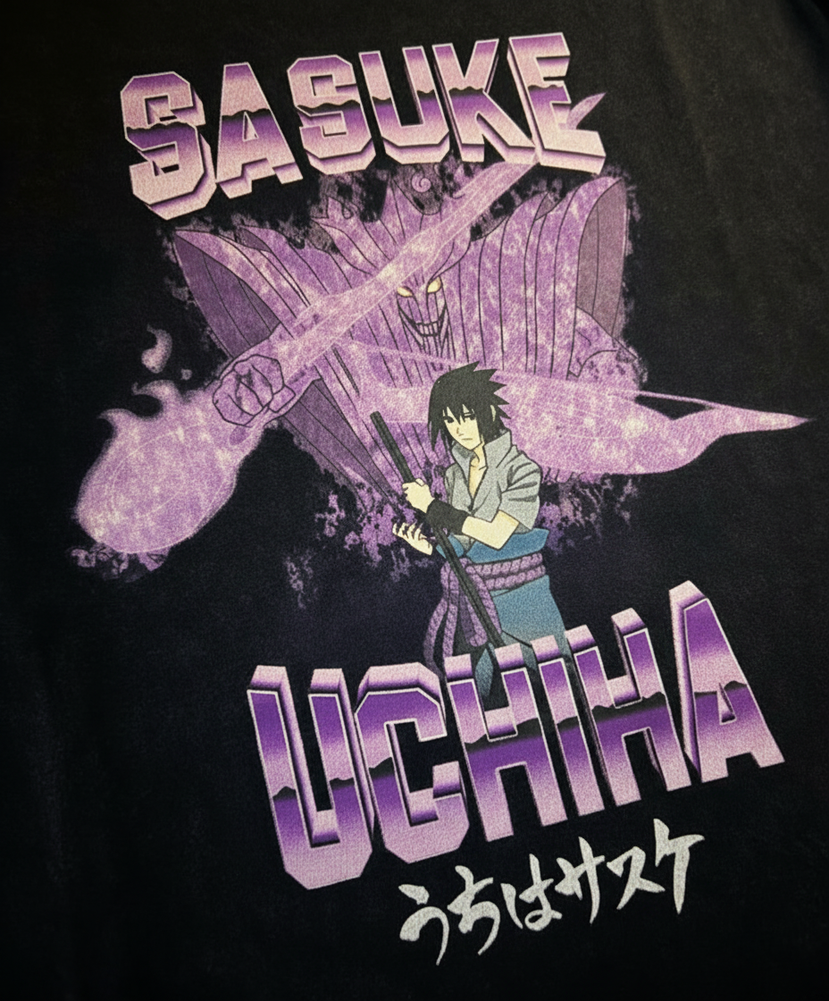 Zoom impression rétro Sasuke Susanoo chromie violette – T-Shirt Naruto Shippuden™ PROJO