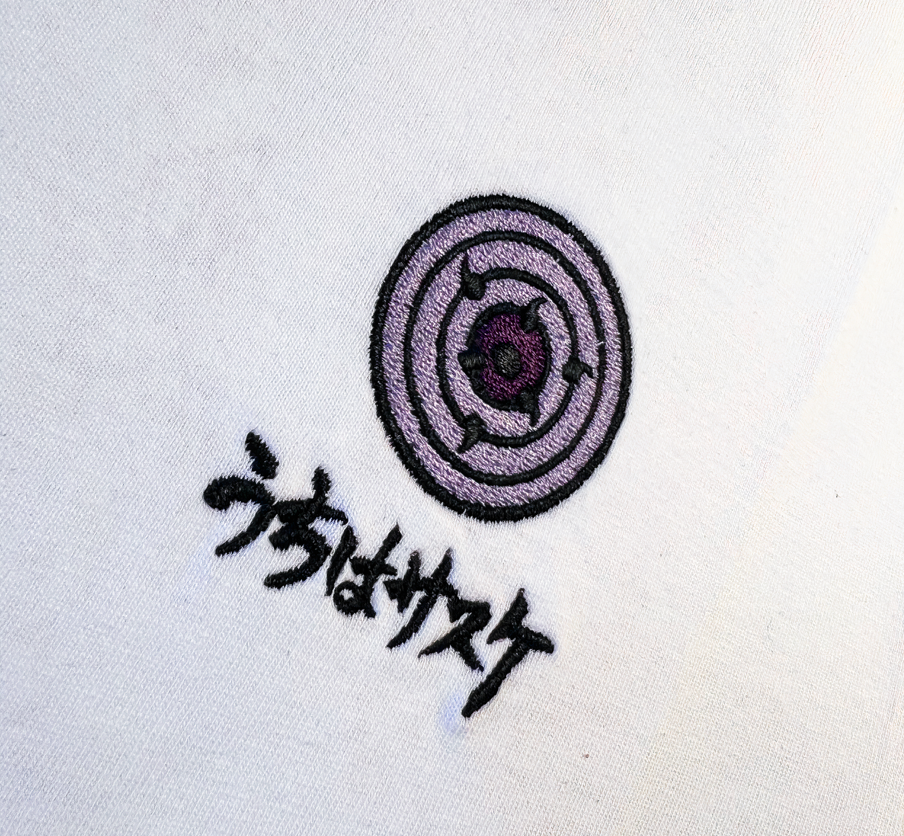 Zoom broderie violette fine Rinnegan et calligraphie Uchiha Sasuke – T-Shirt Naruto Shippuden™ PROJO