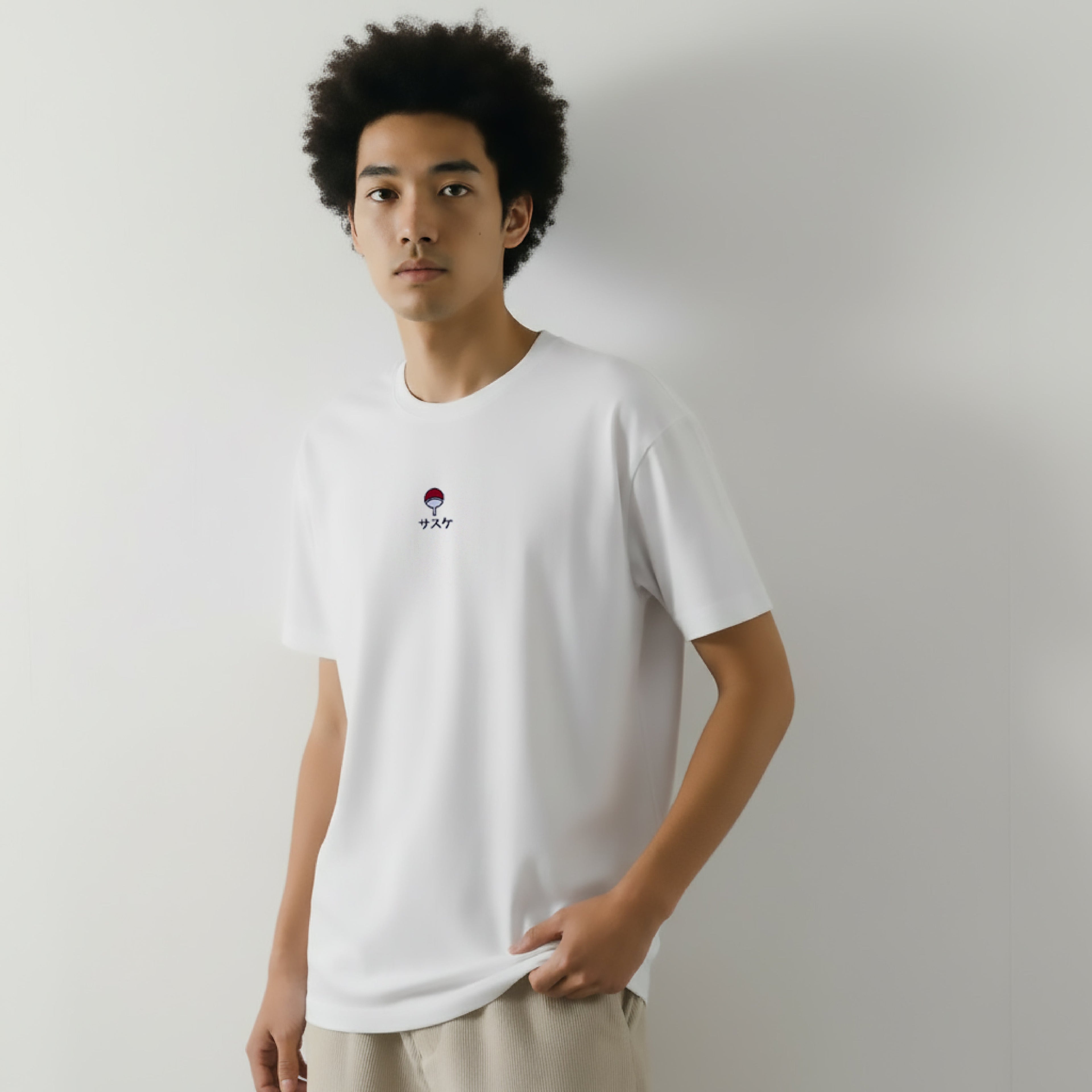 T-Shirt Sasuke Uchiha Blason Katakana Brodé porté par un modèle – Naruto Shippuden™ PROJO